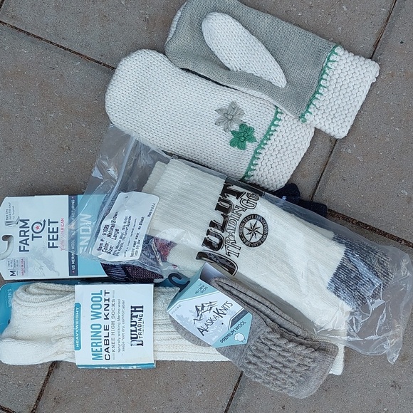 Bundle Smartwool Mittens Duluth Trading Co Farm to Feet Alaska Socks Merino Wool - Picture 2 of 16